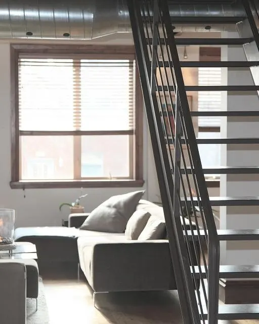 Lounge mit Treppe zum Netzboden