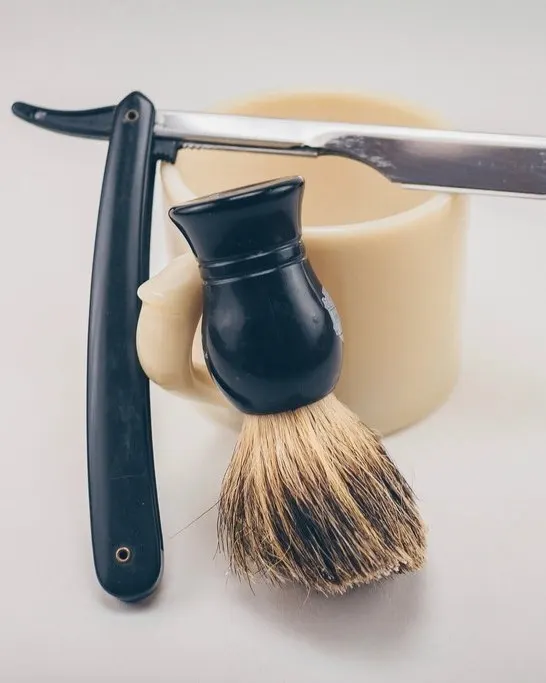 Bartpflege mit Messer und Pinsel