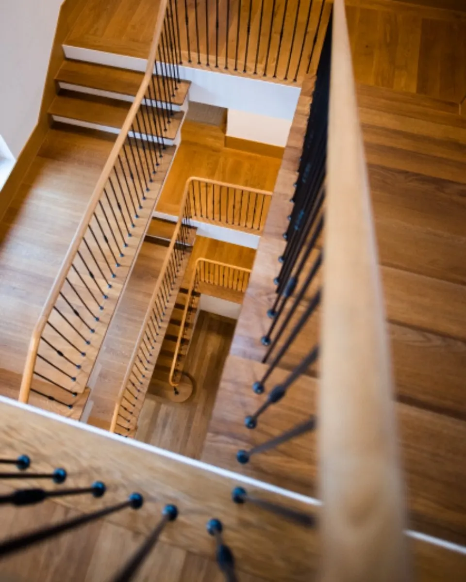 Holztreppe mit Geländer in einem Neubau in Nienhagen