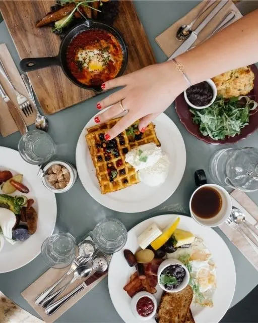 Frühstück mit Waffeln und frischem Obst