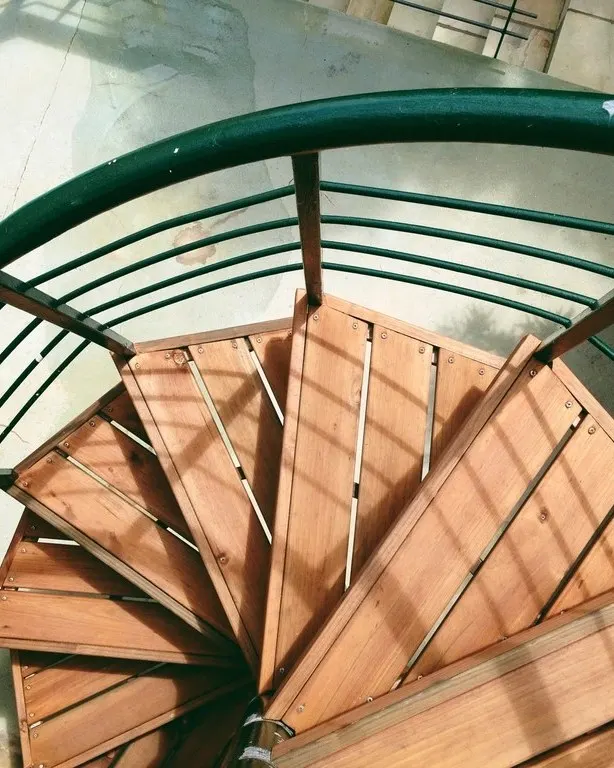 Spindeltreppe mit Holzstufen für eine Galerie