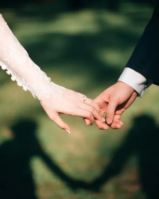 Hand in Hand nach der Trauung
