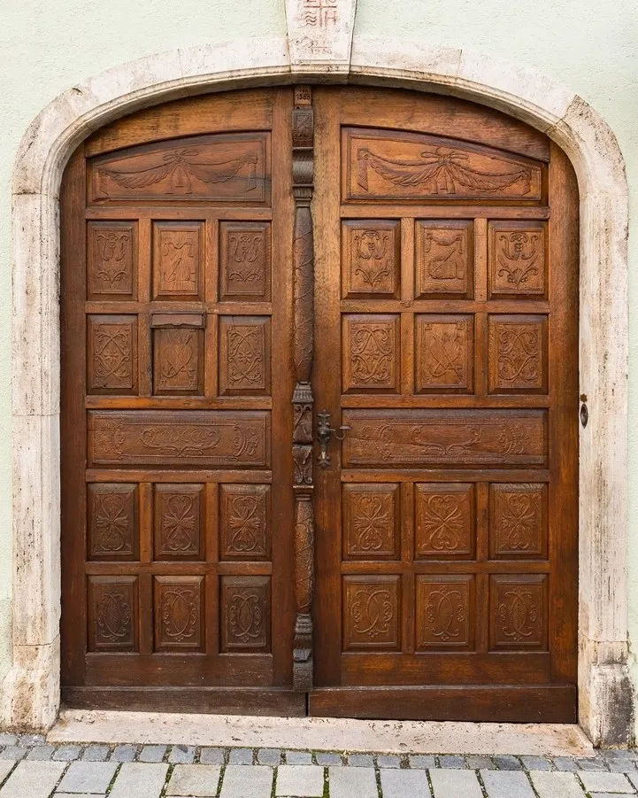 Restaurierte Haustür mit Schnitzwerk in der Celler Altstadt